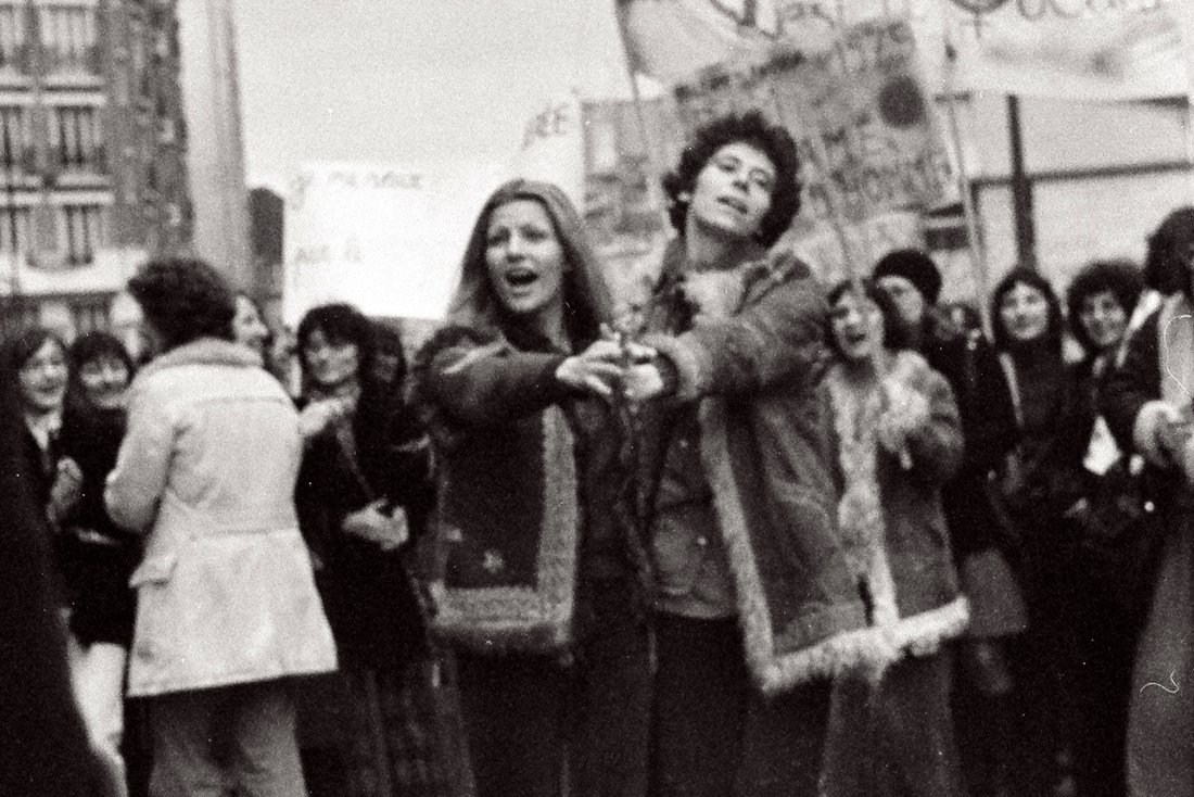 Cycle Cinémathèque du documentaire "luttes collectives, films féministes" - deux femmes dansant au cœur d'une manifestation  dans la rue