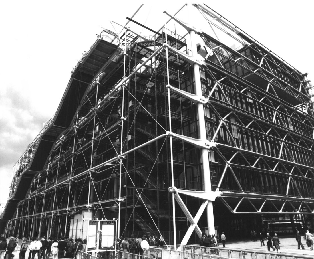 [Translate to Español:] La façade ouest et le pignon sud, vus depuis la place Igor Stravinsky, 1977