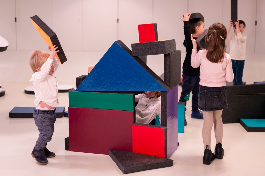 Ateliers des enfants - enfants construisant une maison