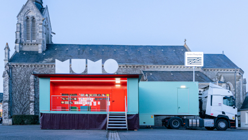 MuMo x Centre Pompidou - Camion-musée sur une place de village
