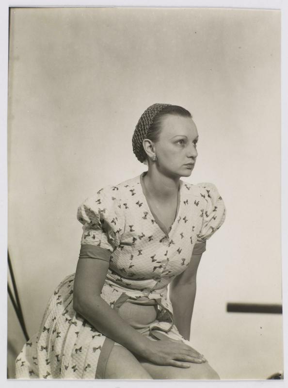 Man Ray (Emmanuel Radnitzky, dit), Ithell Colquhoun, vers 1932 Epreuve gélatino-argentique, 11,1 x 8,1 cm © Man Ray Trust / Adagp, Paris Centre Pompidou, Mnam-Cci /Dist. Rmn-Gp