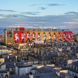 Nike au Centre Pompidou : Vue de la façade animée