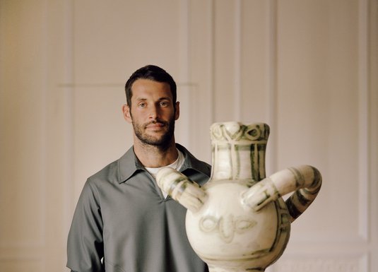 Portrait de Simon Porte Jacquemus, devant céramique de Pablo Picasso, par Vincent Desailly