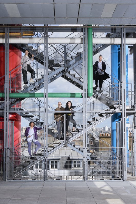 Exposition "Prix Marcel Duchamp 2024. Les nommés" : portrait de groupe dans les escaliers du Centre Pompidou