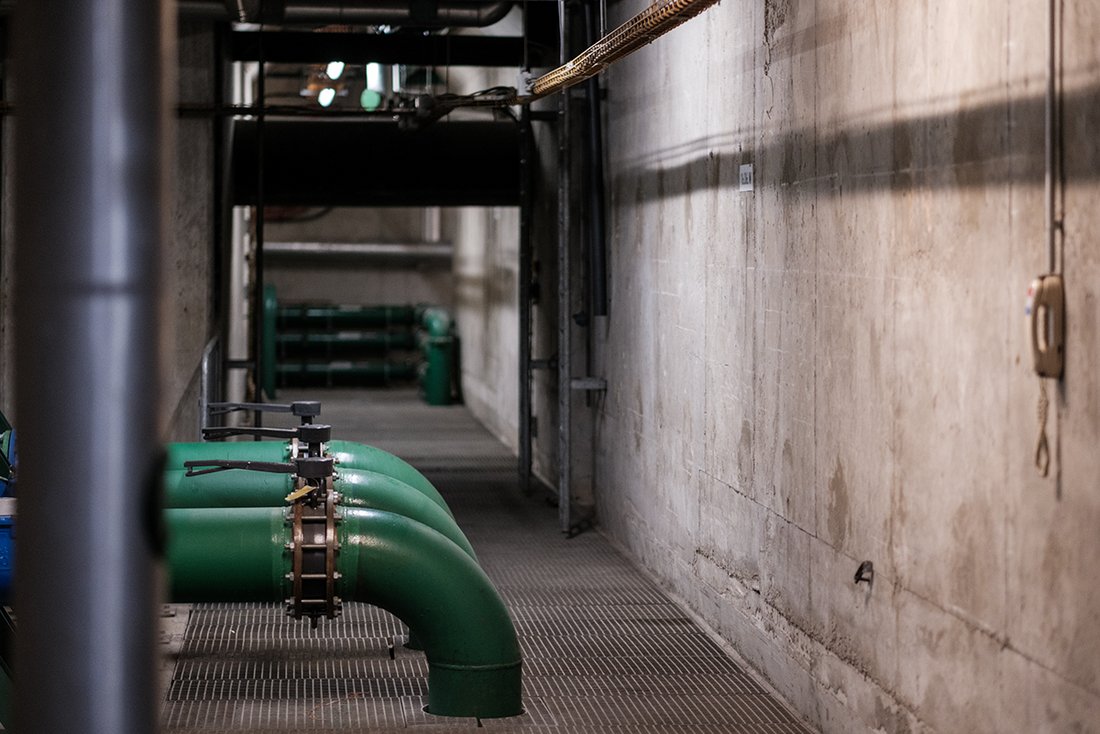 Au niveau -3 du bâtiment, d'impressionnantes machineries permettent au bâtiment de tourner. C'est également ici que se trouvent les immenses réserves d'eau qui alimentent les sprinklers.