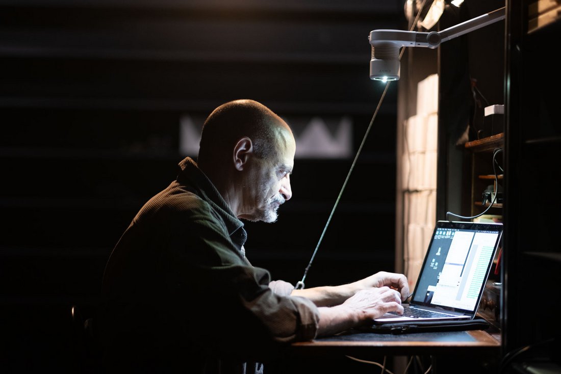 Le photographe Antoine D'Agata au travail lors de sa résidence de cent jours au Centre Pompidou