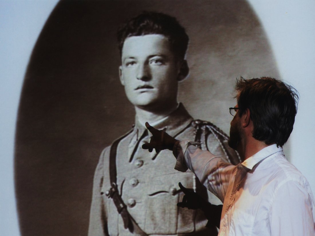 Jean-Yves Jouannais face au portrait de son grand-père lors d'une séance de « L’Encyclopédie des guerres » Photo © H. Véronèse/Centre Pompidou