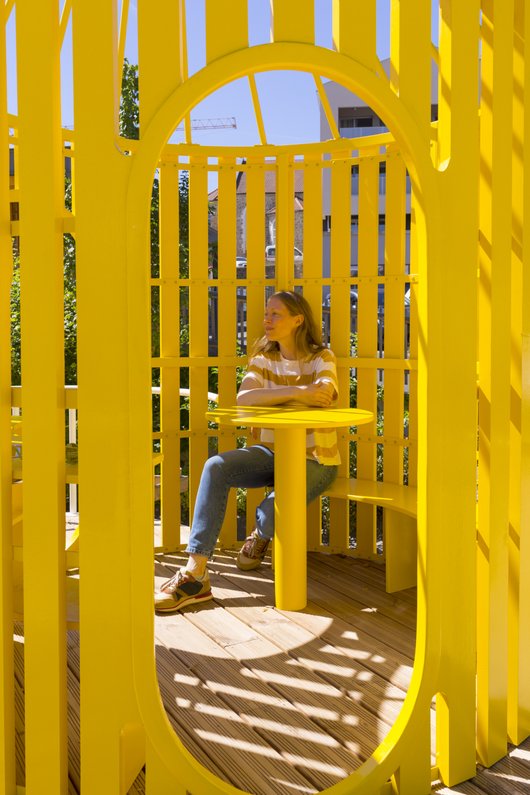 Exposition-atelier "Il était une ville" de Sara de.Gouy : portrait de l'architecte assise dans un environnement design