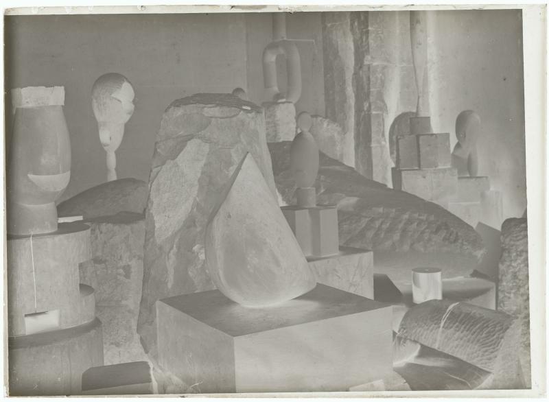 Constantin Brancusi  Vue d'atelier : Oiseaux dans l'espace (1924