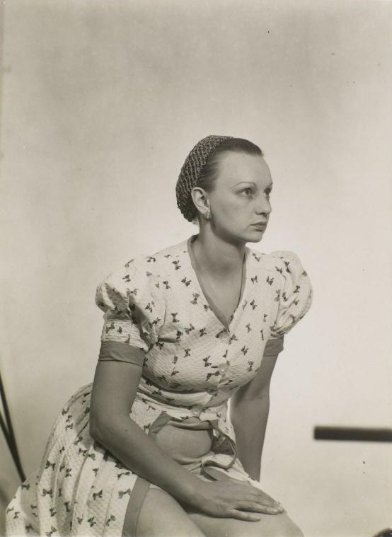 Man Ray (Emmanuel Radnitzky, dit), Ithell Colquhoun, vers 1932 Epreuve gélatino-argentique, 11,1 x 8,1 cm © Man Ray Trust / Adagp, Paris Centre Pompidou, Mnam-Cci /Dist. Rmn-Gp